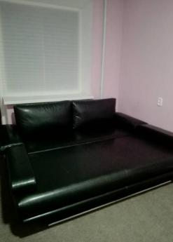 Кожаный диван еврокнига в розовой комнате